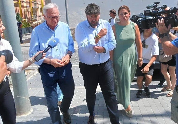 López Miras evita calificar las declaraciones de Antelo y hace un «llamamiento a la calma» en Torre Pacheco